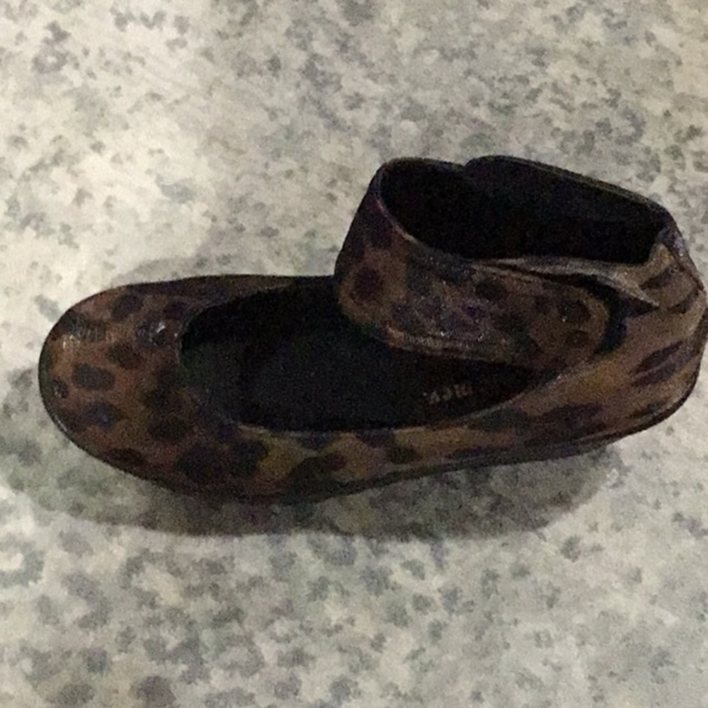 Leopard Print platform’s Velcro strap around ankle - Picture 3 of 4